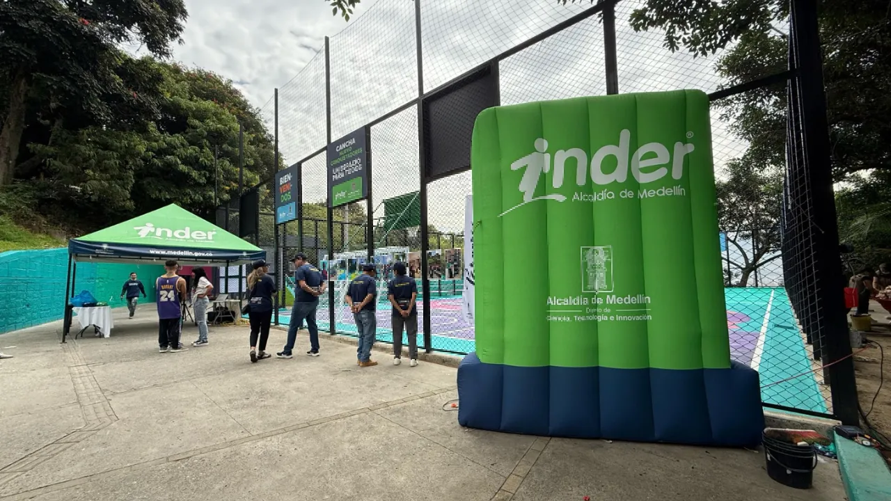 Medellín transforma tres canchas polideportivas con apoyo del sector privado
