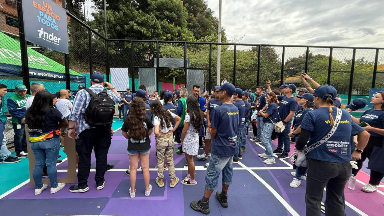 Medellín transforma tres canchas polideportivas con apoyo del sector privado