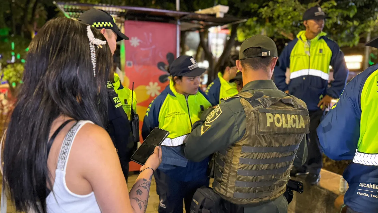 Operativo sorpresa en el Parque Lleras: se llevaron carros, cerraron locales y pillaron ilegales