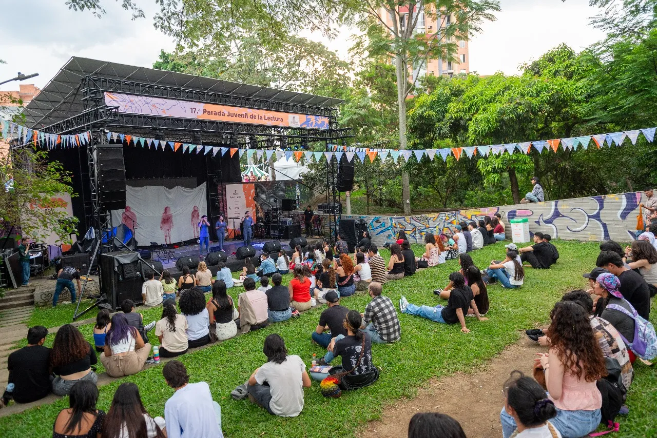  éxito total en la Parada Juvenil 2025