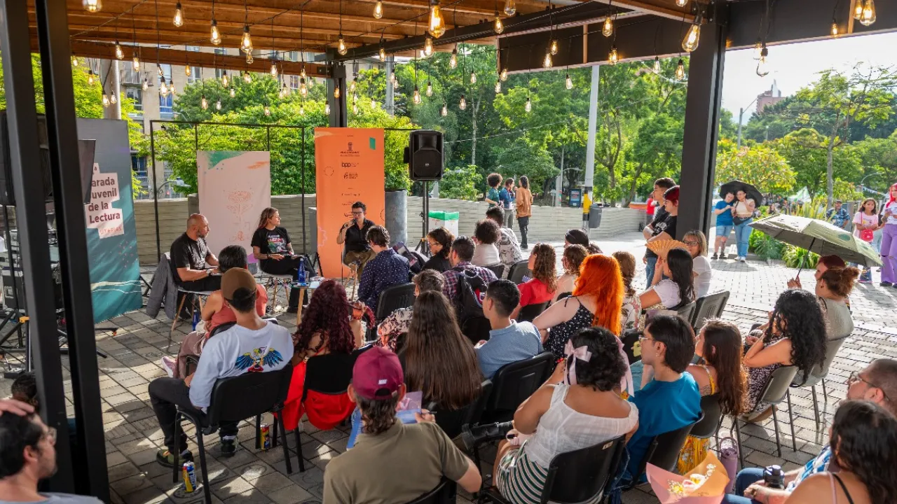  éxito total en la Parada Juvenil 2025