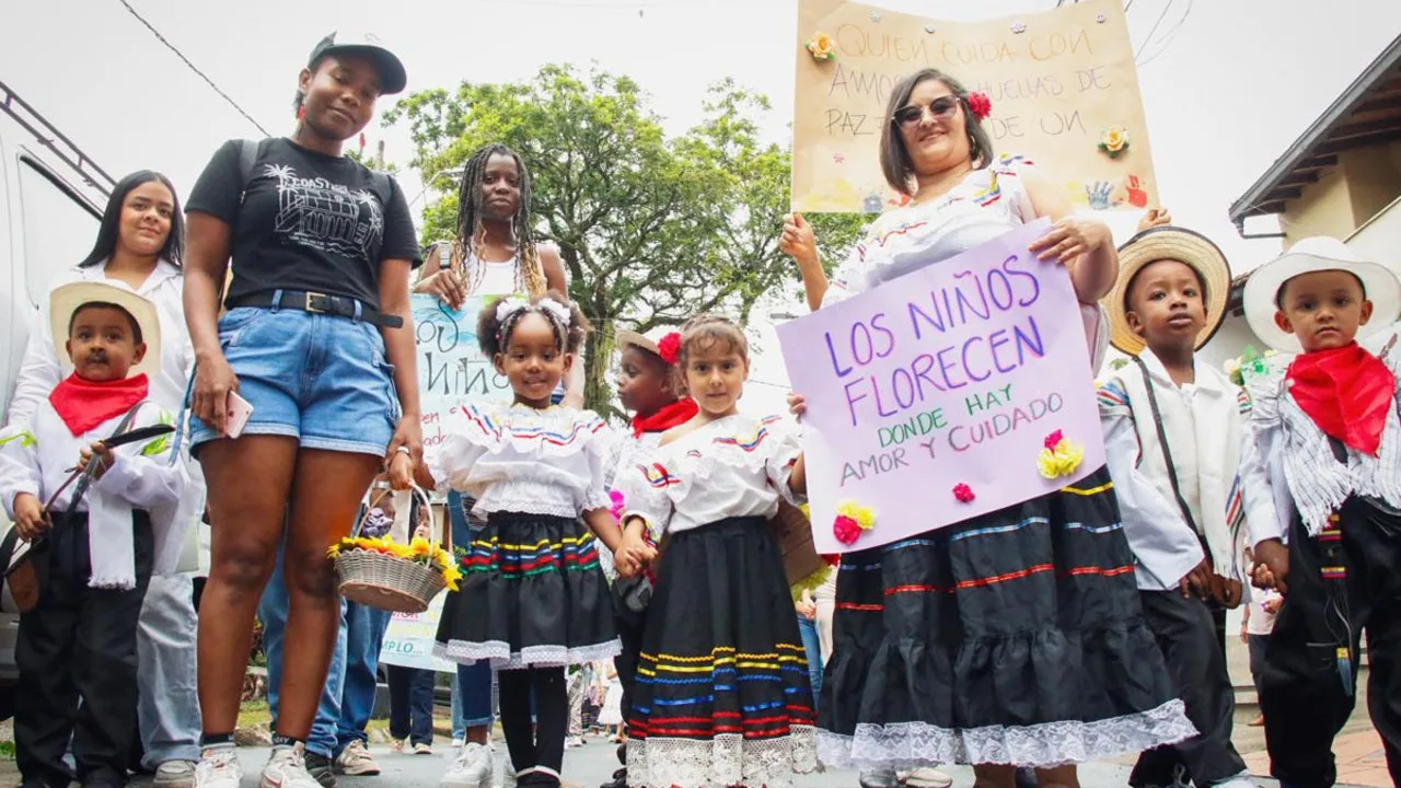 ¡Pequeños silleteros, grandes mensajes! Niños de Medellín celebran la tradición y alzan su voz contra la violencia
