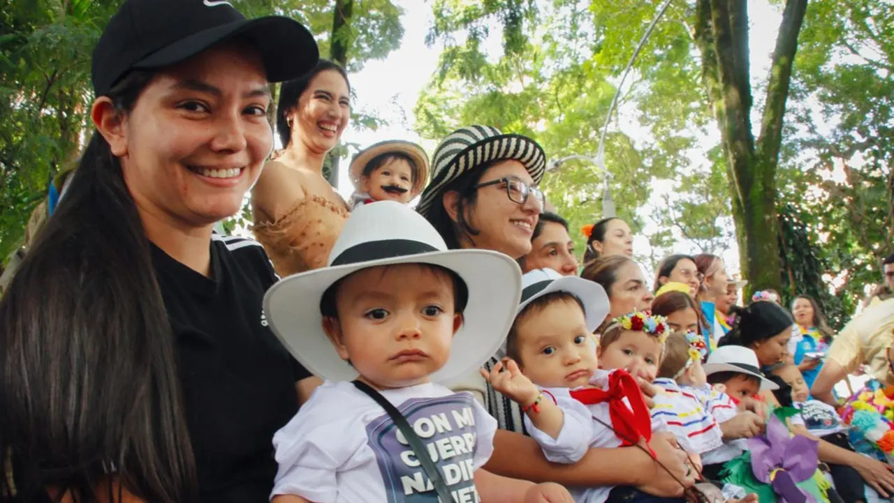 ¡Pequeños silleteros, grandes mensajes! Niños de Medellín celebran la tradición y alzan su voz contra la violencia
