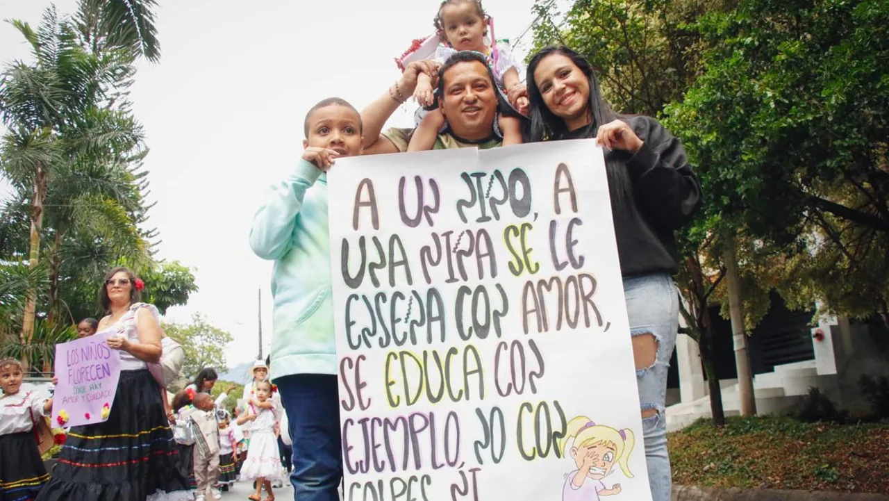 ¡Pequeños silleteros, grandes mensajes! Niños de Medellín celebran la tradición y alzan su voz contra la violencia
