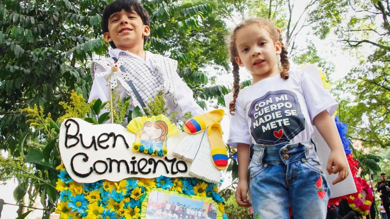 ¡Pequeños silleteros, grandes mensajes! Niños de Medellín celebran la tradición y alzan su voz contra la violencia
