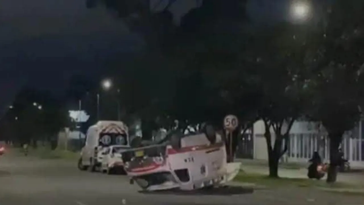 Volcón en Puente Aranda: ambulancia quedó llantas arriba tras accidente de tránsito