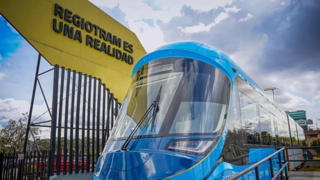 ¡Histórico! El primer tren del Regiotram de Occidente ya está en Bogotá