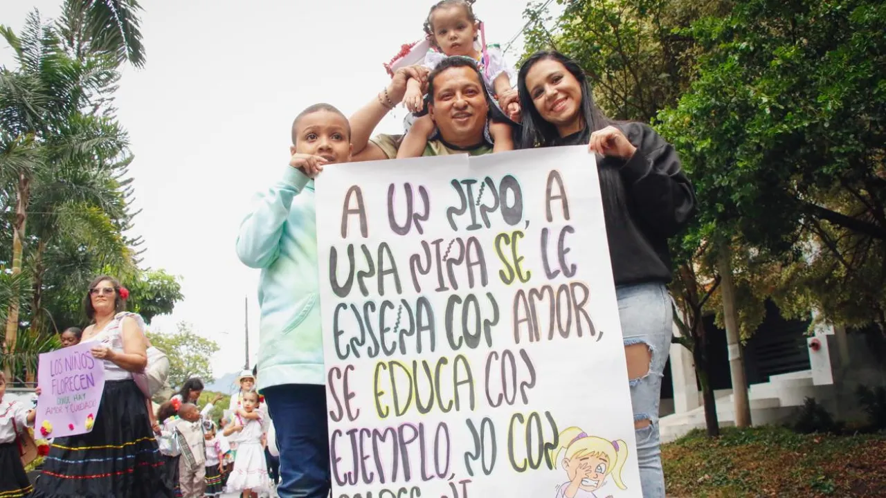 ¡Los niños también cargaron flores! Silleteritos llenaron de color a Laureles