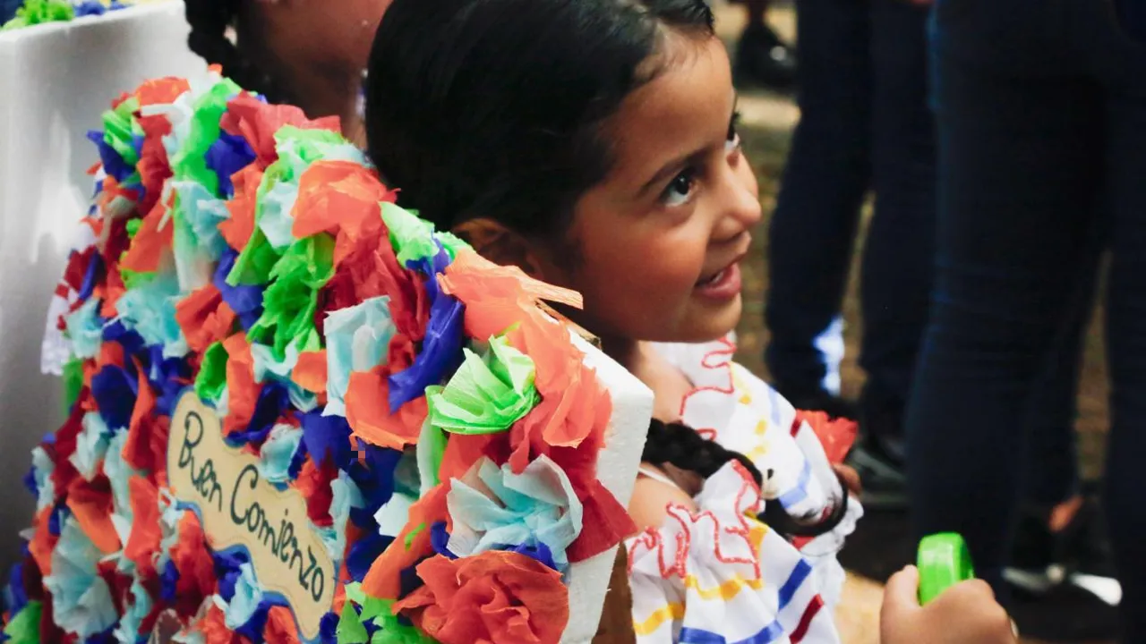¡Los niños también cargaron flores! Silleteritos llenaron de color a Laureles