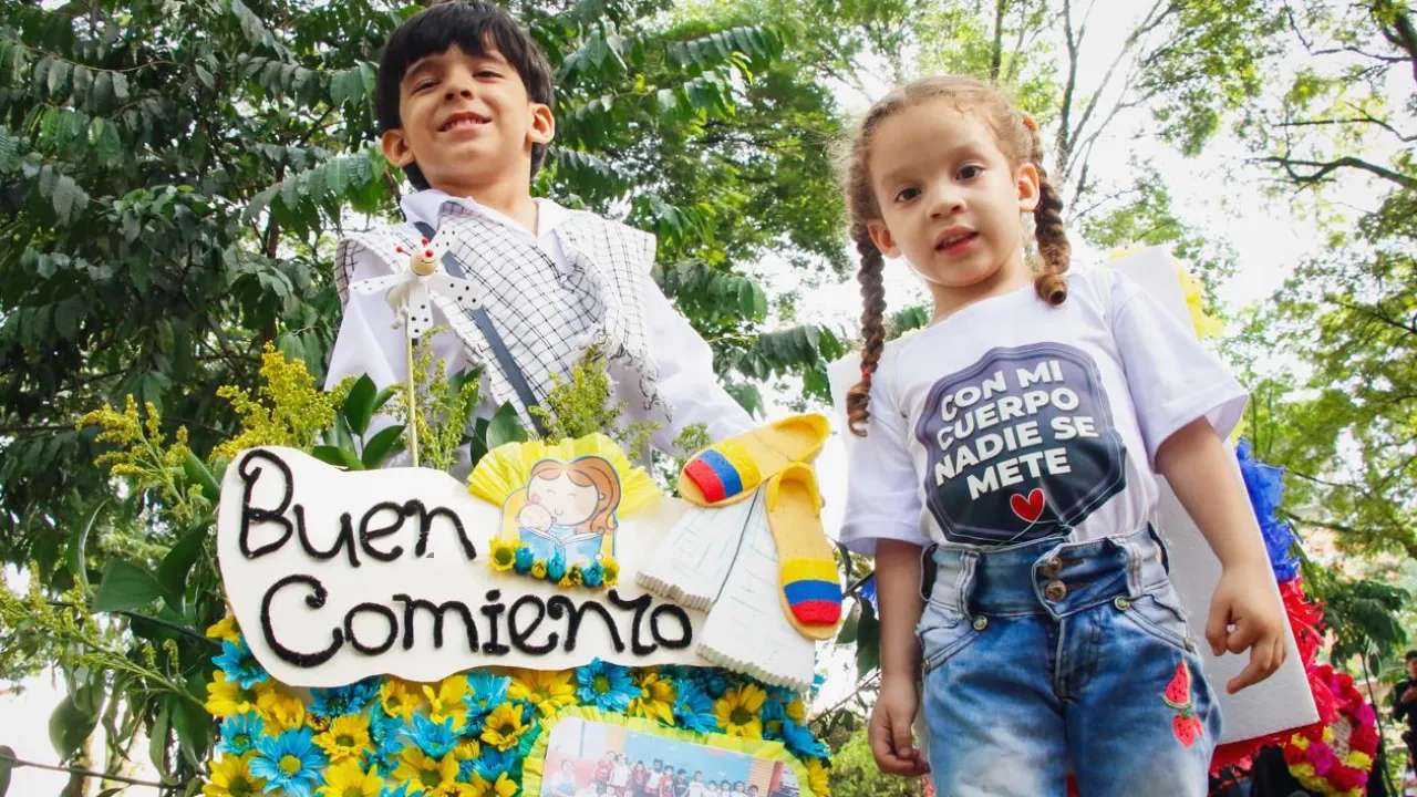 ¡Los niños también cargaron flores! Silleteritos llenaron de color a Laureles