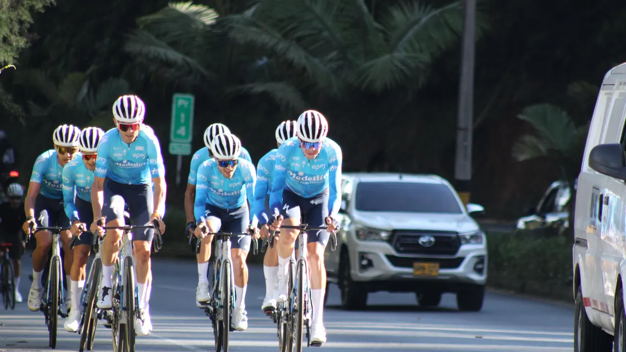 ¡La ciudad se monta en la bici! Team Medellín va con toda por la Vuelta a Colombia 2025