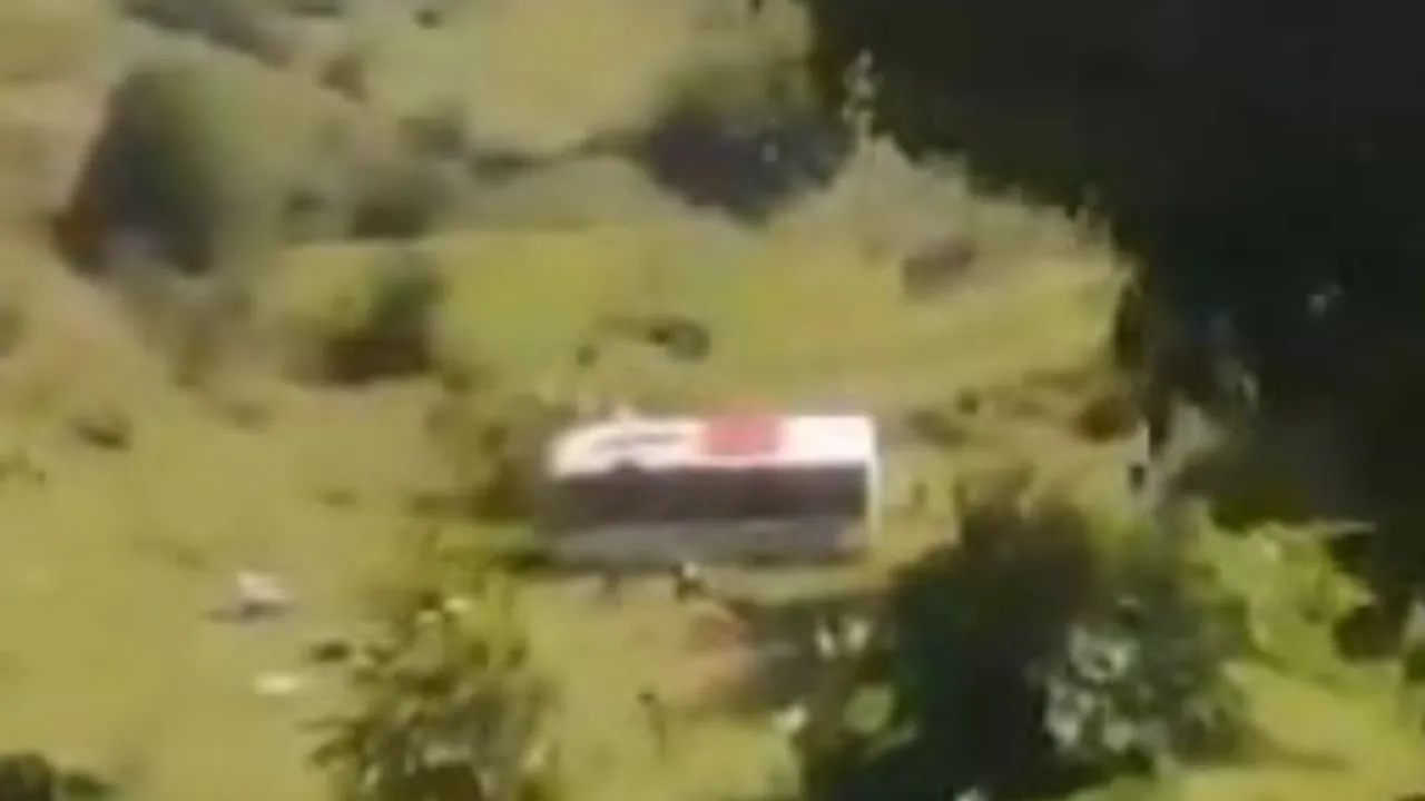 ¡Terrible! Bus cayó por abismo tras chocar con volqueta en vía San Carlos – Granada