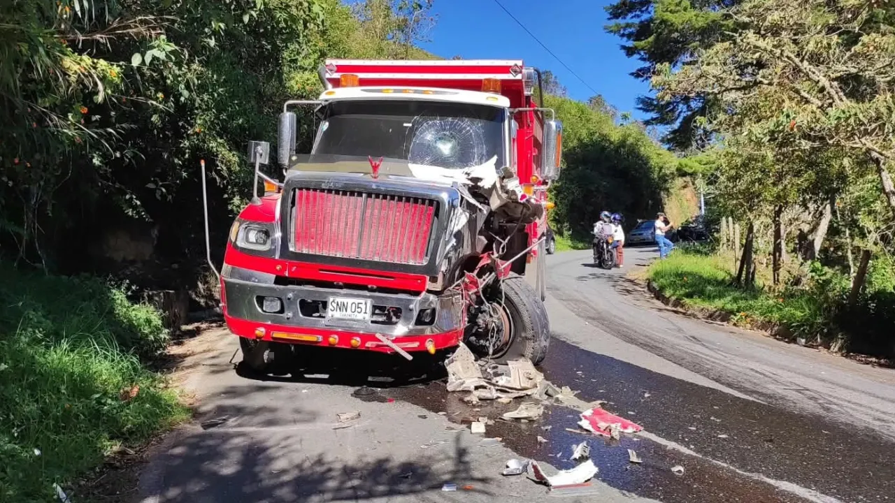 ¡Terrible! Bus cayó por abismo tras chocar con volqueta en vía San Carlos – Granada
