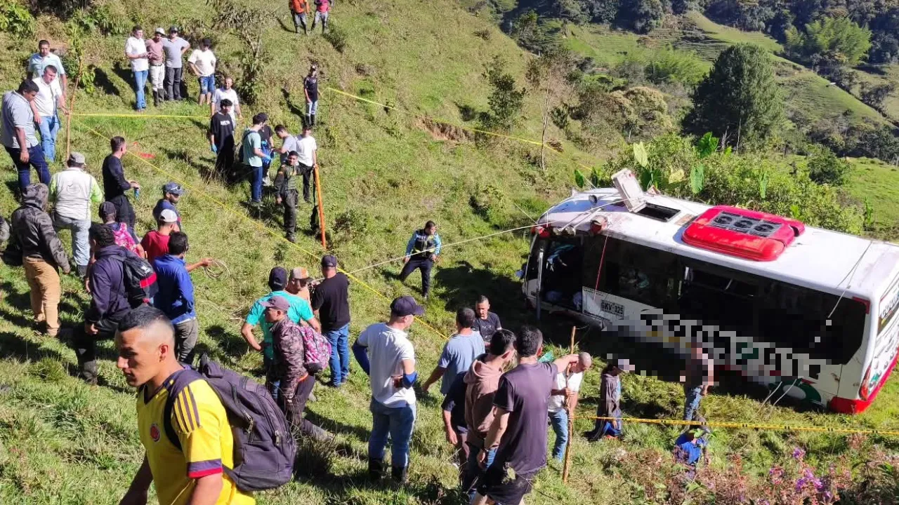 ¡Terrible! Bus cayó por abismo tras chocar con volqueta en vía San Carlos – Granada