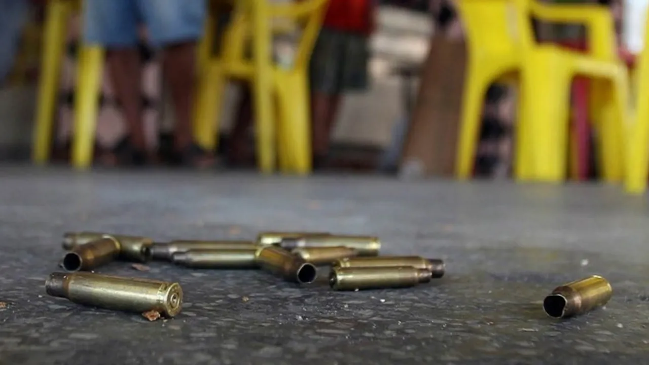 Sicarios en moto asesinan a un hombre frente a cigarrería en Engativá