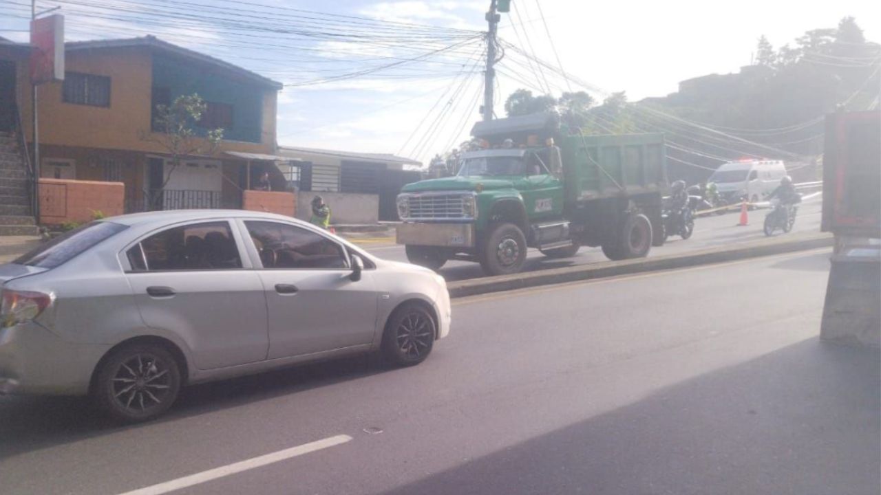 Peatón falleció tras ser arrollado en la autopista Medellín–Bogotá, a la altura de Copacabana