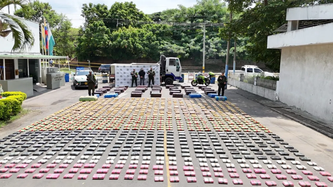 Camión ‘tapado’ en marihuana cayó con todo y chofer en el Valle del Cauca