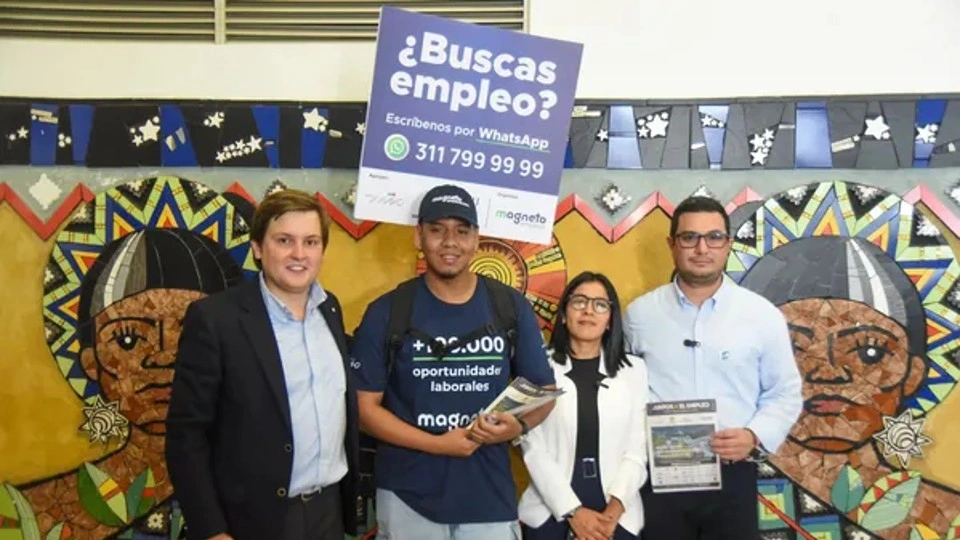 En las estaciones del MIO, usuarios del sistema tienen acceso a oportunidades laborales