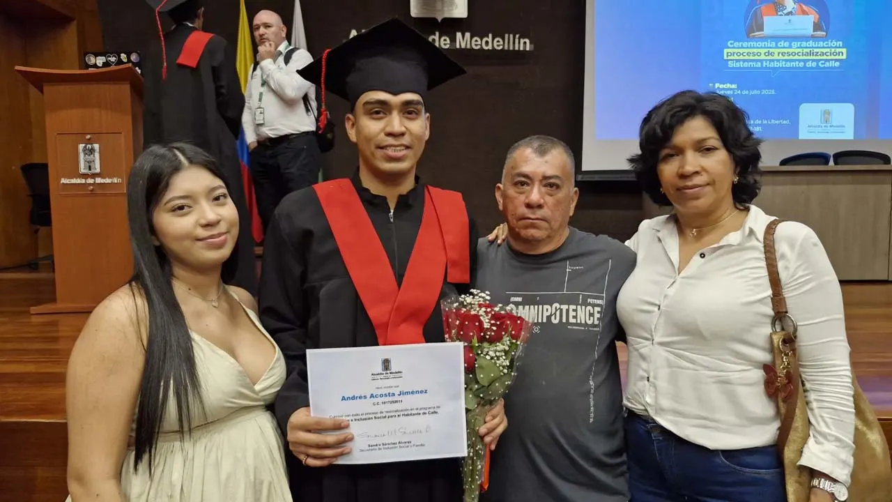 ¡De la calle a la oficina! 38 ex habitantes de calle transforman sus vidas y consiguen empleo en Medellín