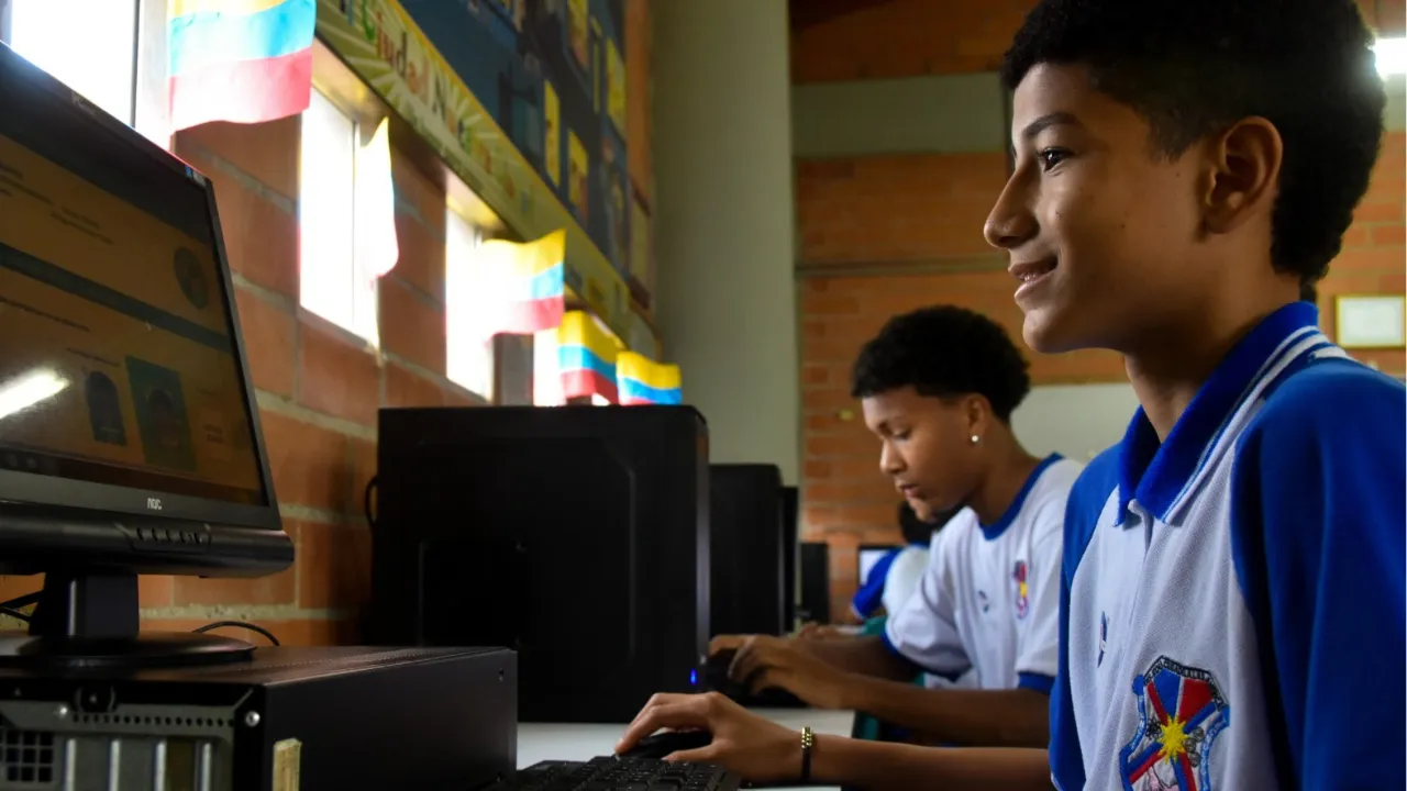 Más de mil estudiantes de Medellín se forman en habilidades digitales con EstudIA y Ruta N