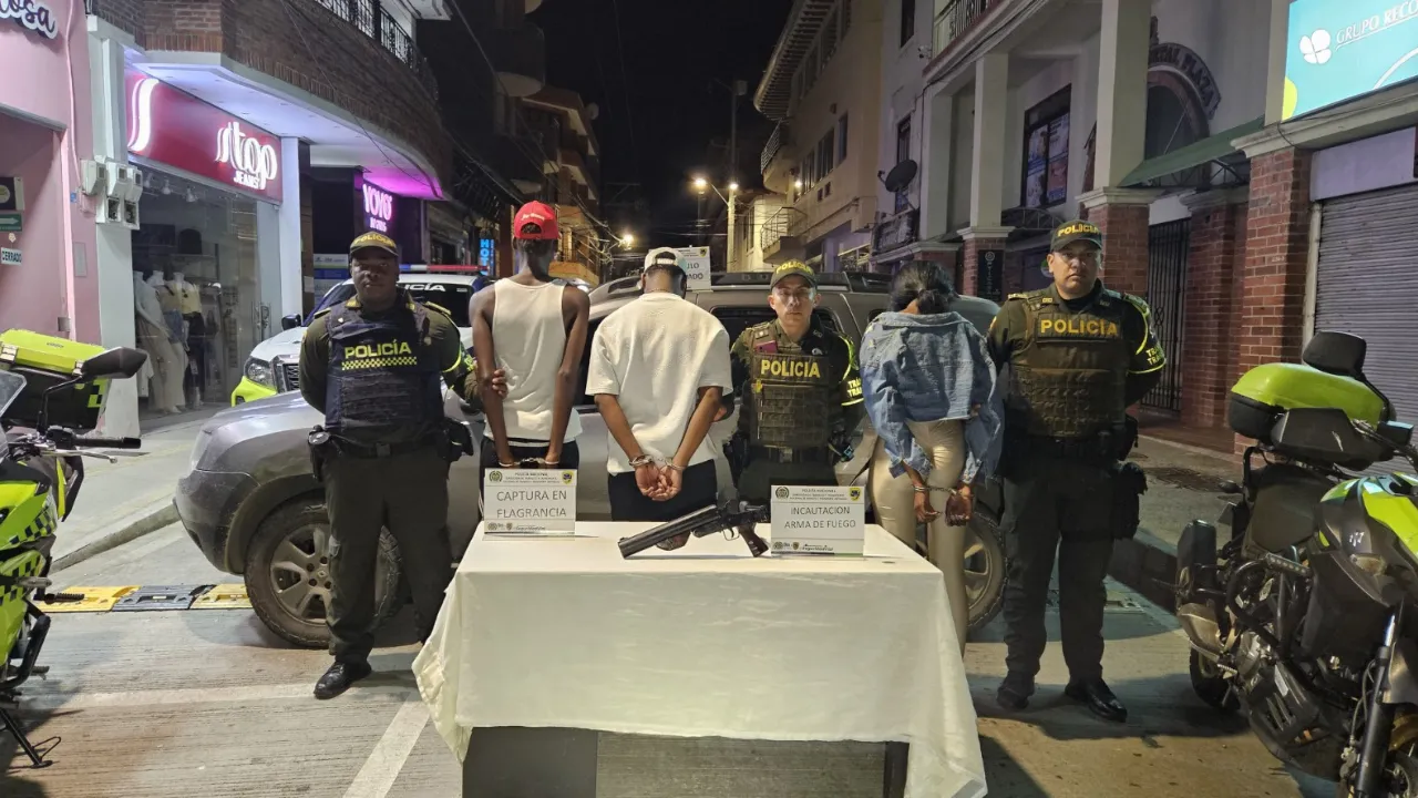 movilizándose con un lanza granadas en las vías de Antioquia