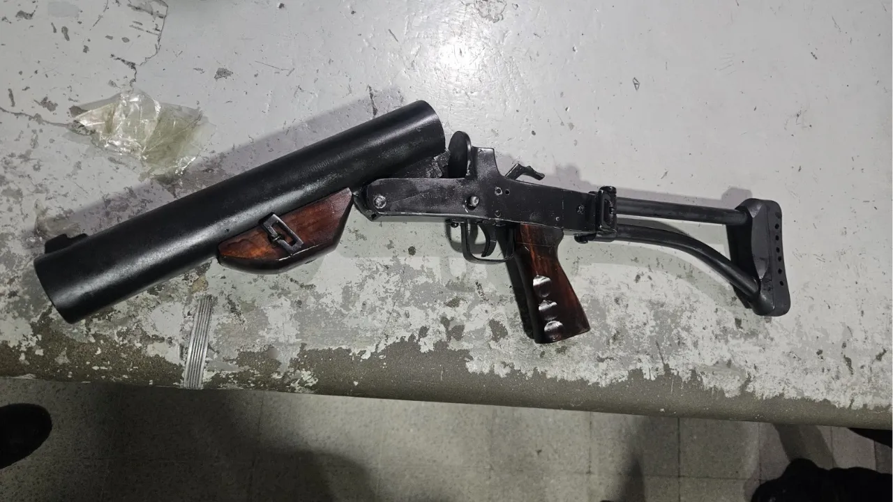 movilizándose con un lanza granadas en las vías de Antioquia