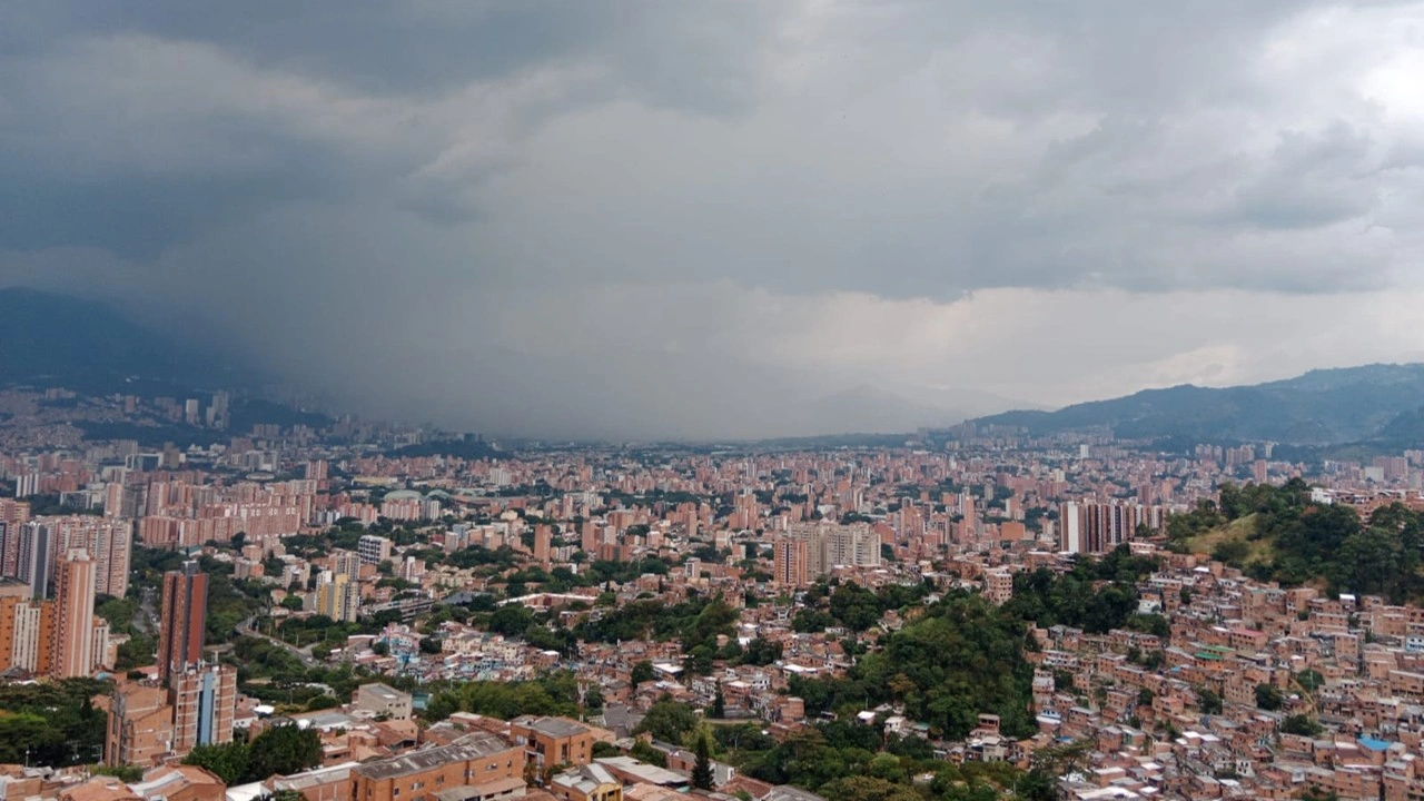 ¡Alerta, no salga! Lluvias, descargas eléctricas y fuertes vientos en el Valle de Aburrá
