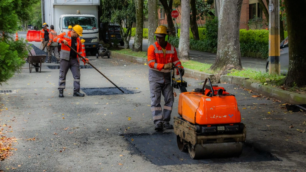 Medellín invierte en vías nuevas: cifras récord en mantenimiento vial