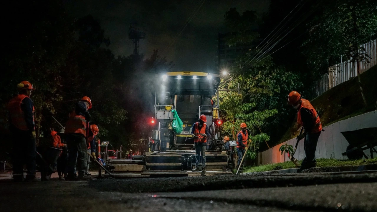 Medellín invierte en vías nuevas: cifras récord en mantenimiento vial