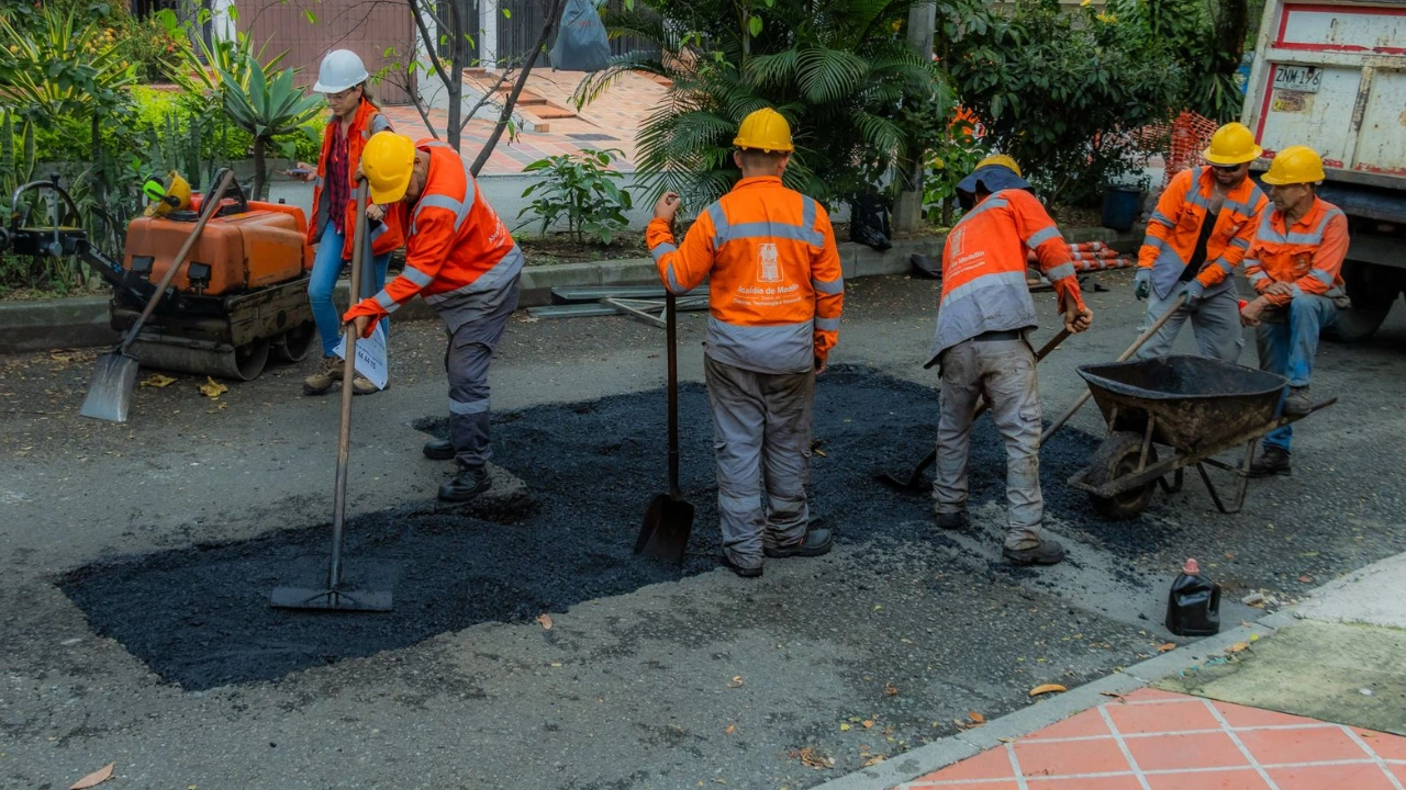 Medellín invierte en vías nuevas: cifras récord en mantenimiento vial