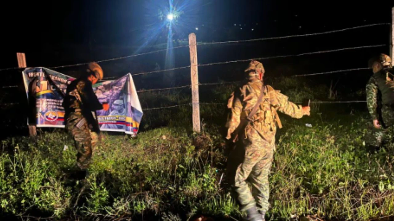 Militares desmontaron pancarta de las disidencias de las Farc en zona rural de Cauca