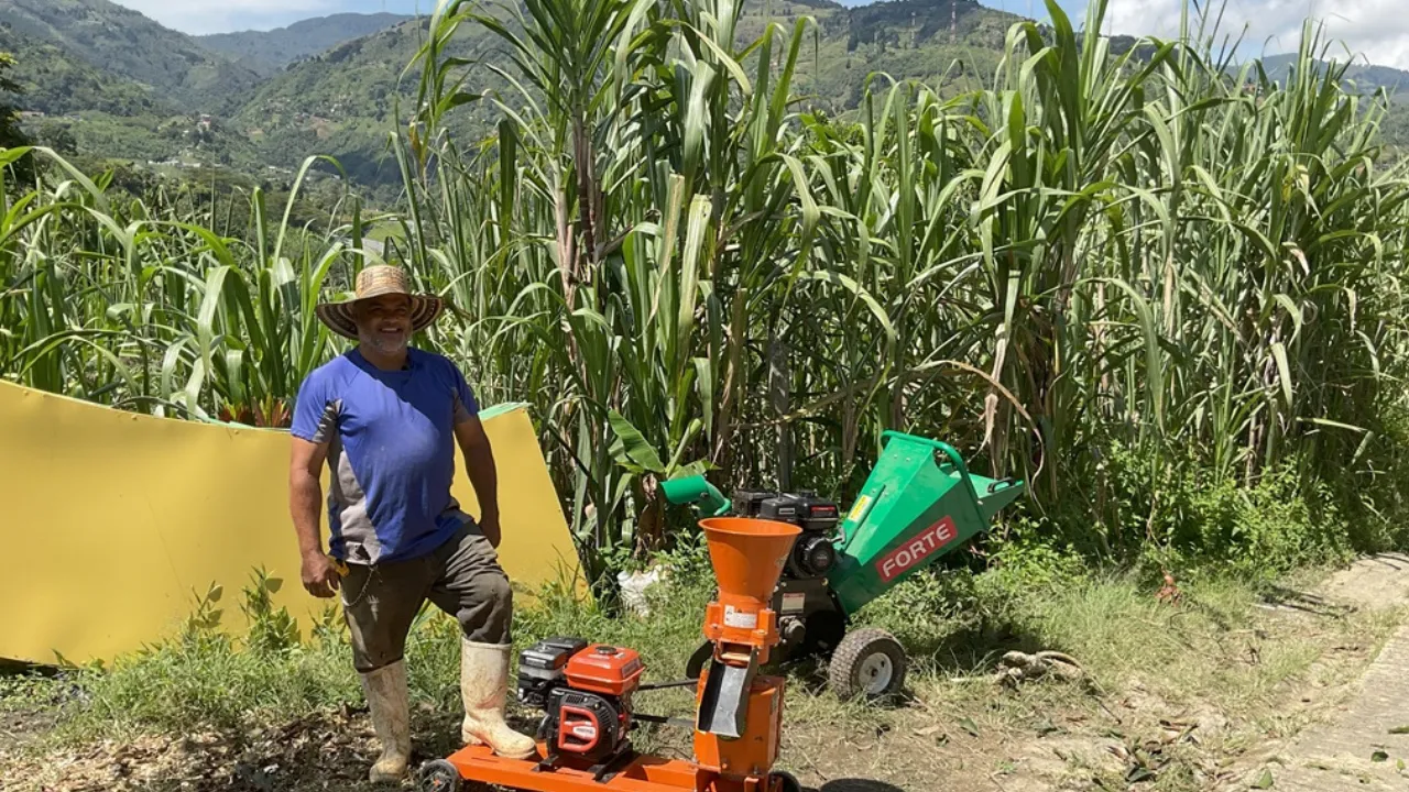 Productores rurales de Medellín recibieron maquinaria con apoyo de la Alcaldía