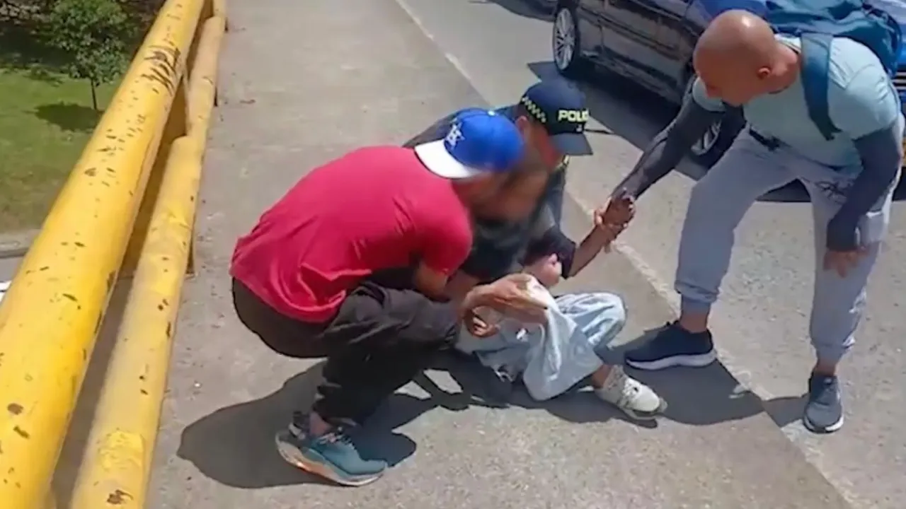 ¡Gran gesto heroico!: Policía impidió que joven se lanzara de un puente en Medellín