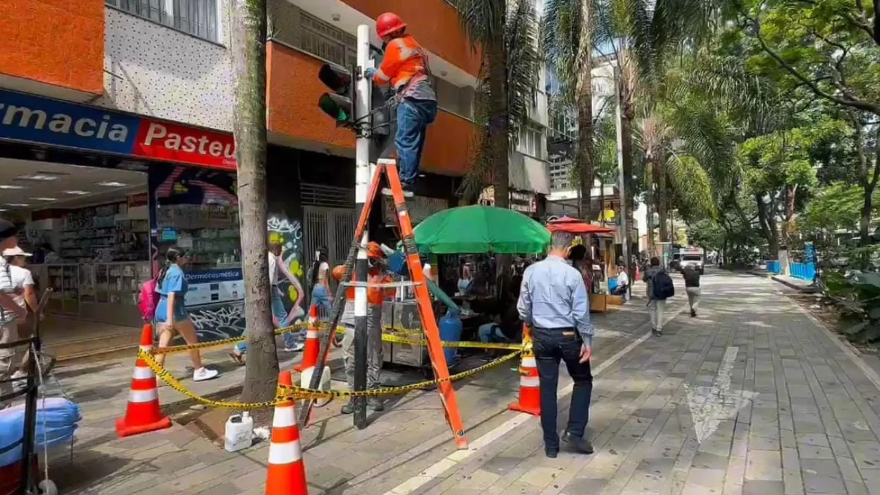 ¡La tacita de plata brilla otra vez! Terminaron arreglos en todos los semáforos del Centro de Medellín