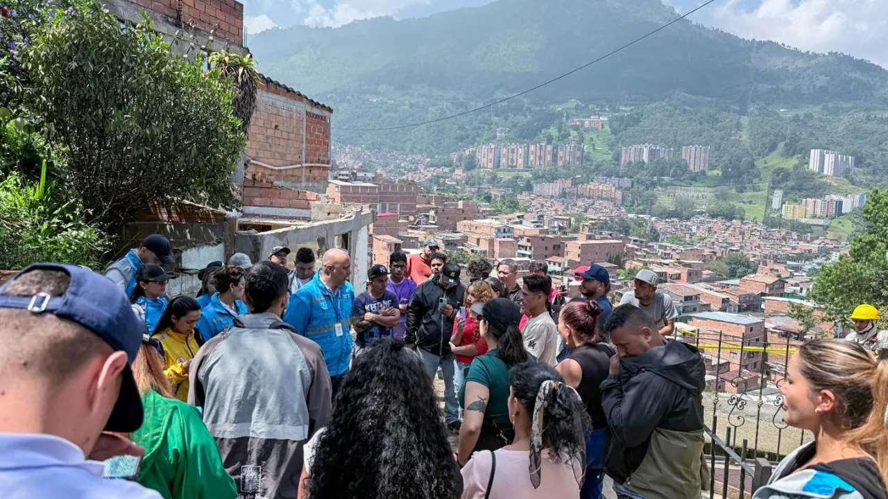 ¡Más de mil familias lo perdieron todo! Medellín entrega subsidios y asesoría tras lluvias