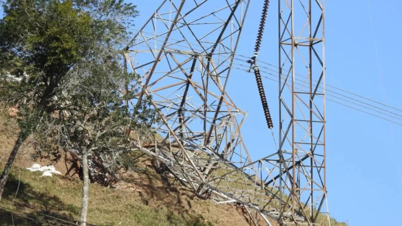 ¡Otra vez las torres de energía! Volaron una y dejaron la otra cargada de explosivos en San Roque