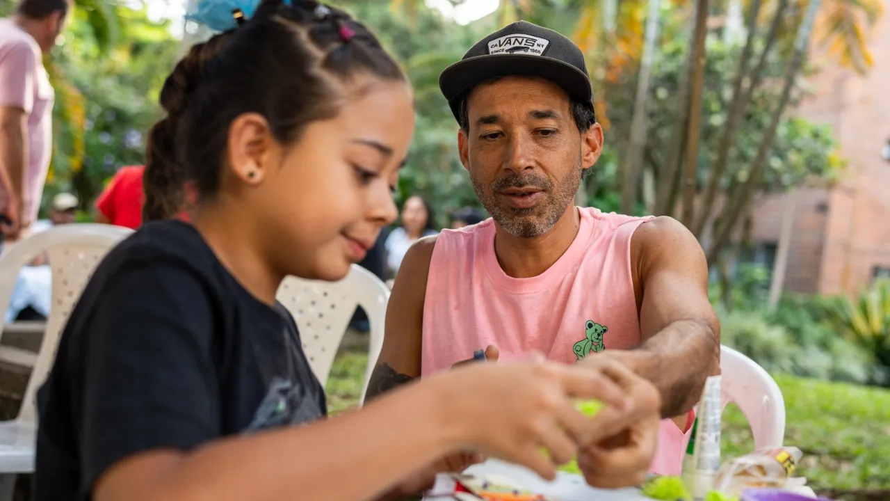 Medellín lidera la lucha contra la violencia de género con una innovadora escuela para hombres