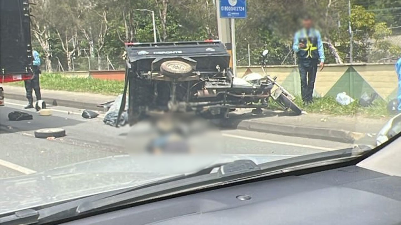 ¡Qué triste! Motocarguero murió luego de chocar contra un camión al lado de los talleres del Metro, en Bello