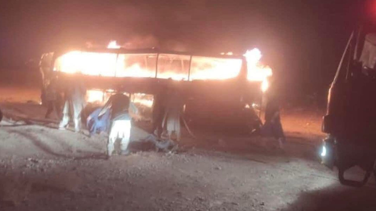 ¡Tragedia! Al menos 70 muertos dejó el trágico accidente de un bus que se estrelló contra un camión