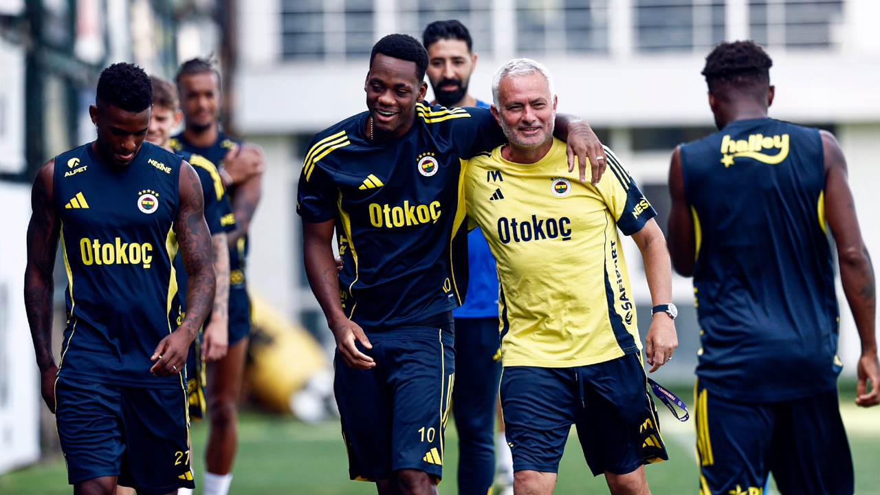 «No es un delantero centro»: El Fenerbahce cuestiona el rendimiento de Jhon Jáder Durán