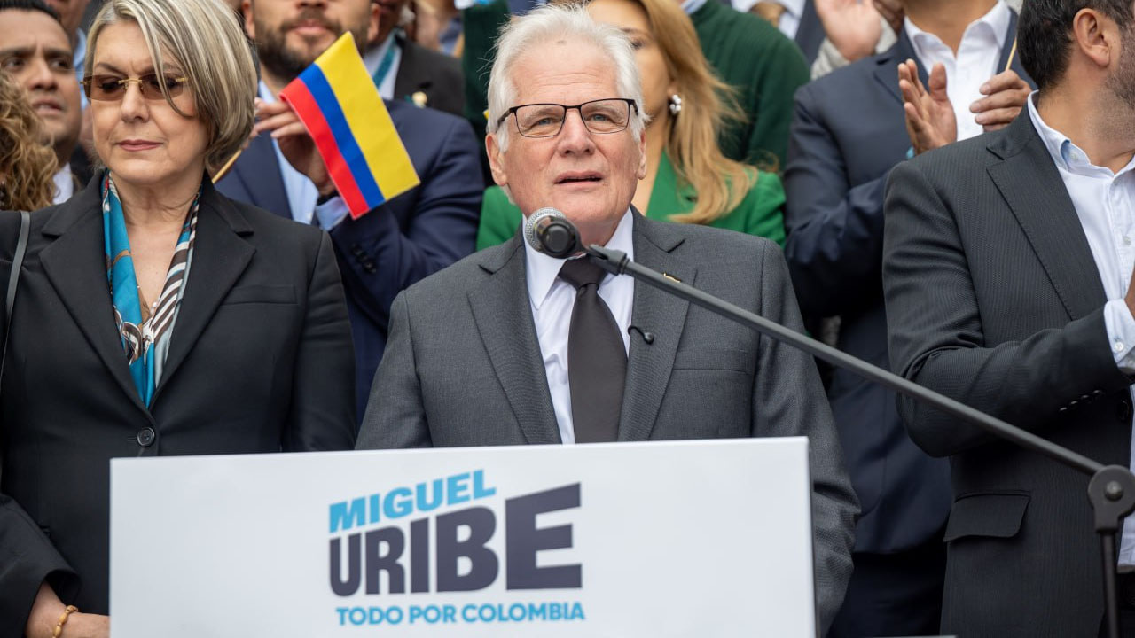 «Del dolor de un padre resurge la fuerza de un pueblo»: el emotivo discurso de Miguel Uribe Londoño