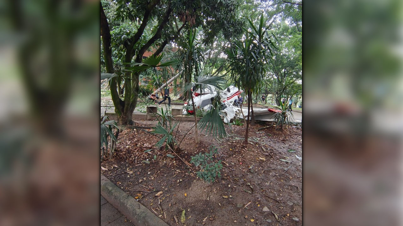 2 Urgente Se cayo una avioneta en Medellin al parecer cerca al estadio Atanasio Girardot