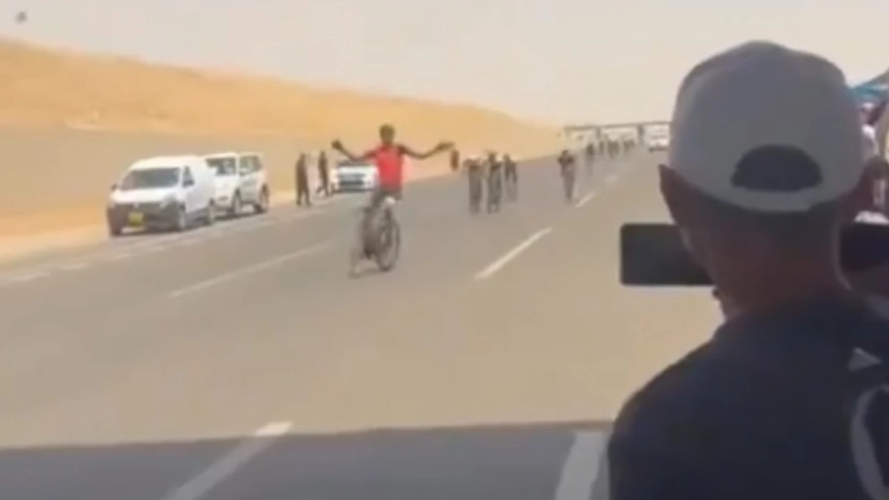 ¡Qué tiestazo! Ciclista celebró antes de tiempo y se quedó sin título