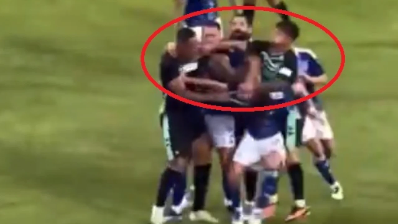 ¡El boxeo no es lo suyo ‘Cucho’! El jugador le pegó un puñetazo a un compañero en pleno partido