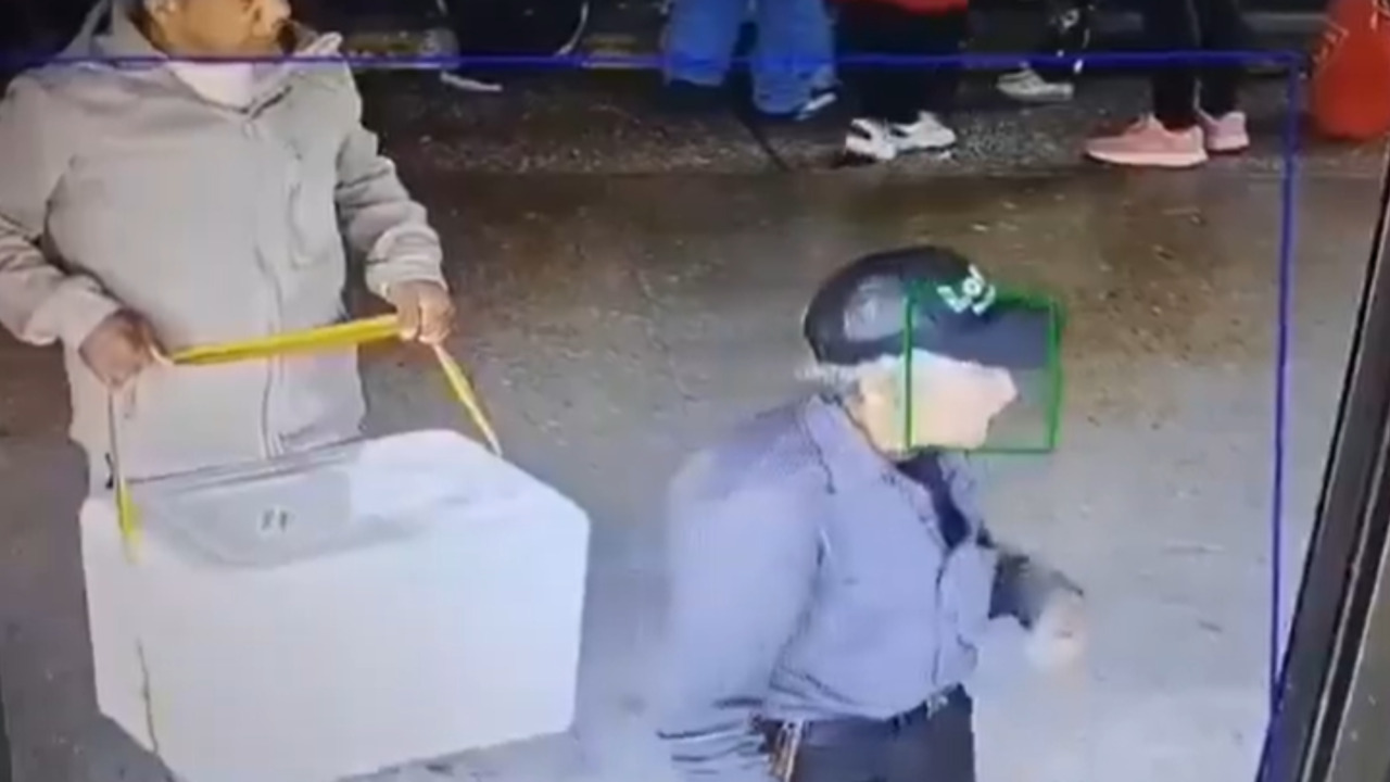 Captado en video: adulto mayor ataca a dos personas con arma blanca en la Terminal Salitre de Bogotá