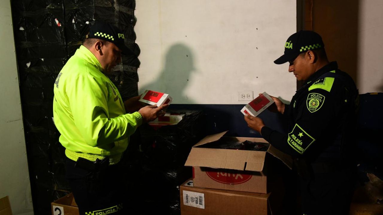 Caen con casi 50 mil cajetillas y licor adulterado en Medellín