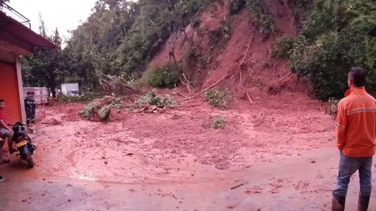 Caos en la Autopista Medellín–Bogotá: derrumbes y un camión volcado paralizan el tránsito en San Luis