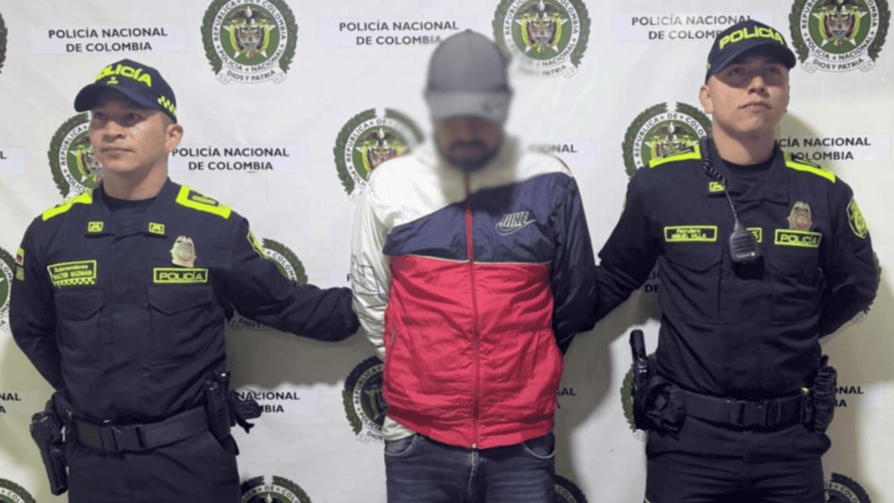 ¡Con las manos en la masa! Capturan en Cundinamarca a hombre que robó camión con $450 millones en zapatos
