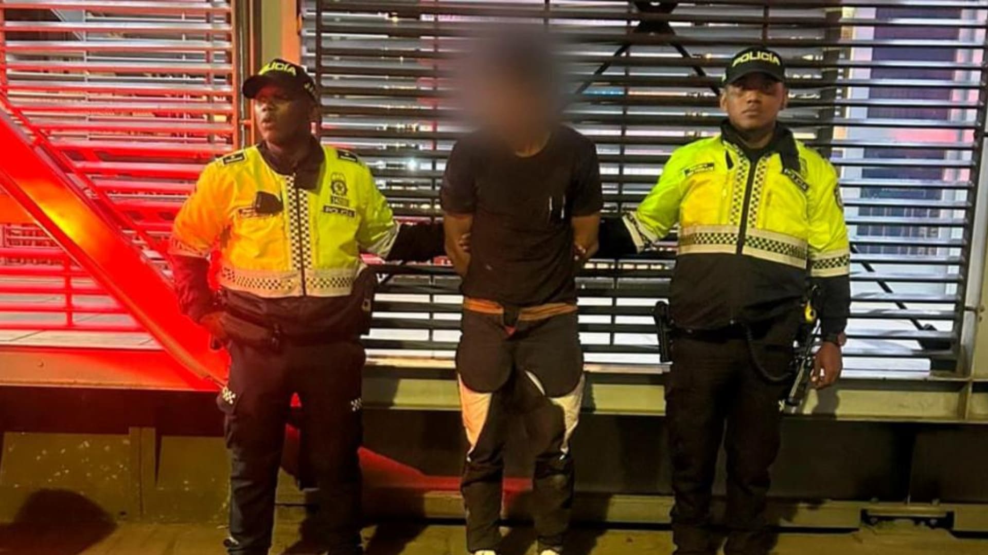 ¡Atrapado con las manos en la masa! Policía detiene a ladrón de fibra óptica en una calzada del TransMilenio