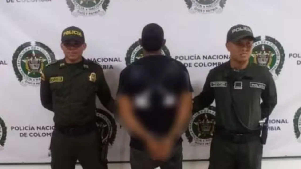 Ciudadano panameño con circular roja